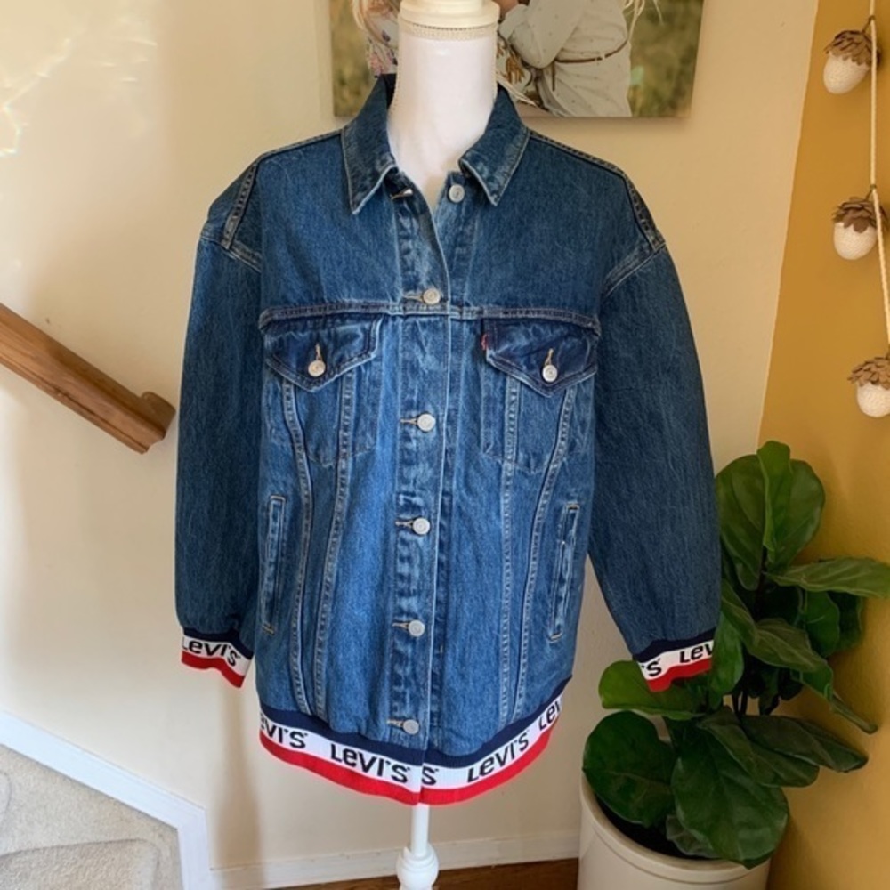 Levi’s trucker jacket logo detail size small NWT‎